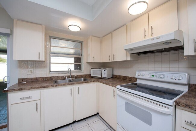 Building Photo - Cute 4/2 House In Buenaventura Lakes for Rent