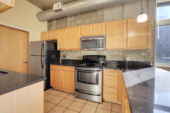 Building Photo - $2,350 - Urban 2 bed 2 bath Condo in Golde...