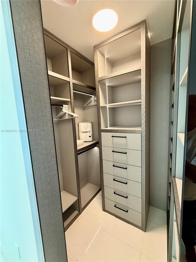 Building Photo - 300 Biscayne Blvd Way