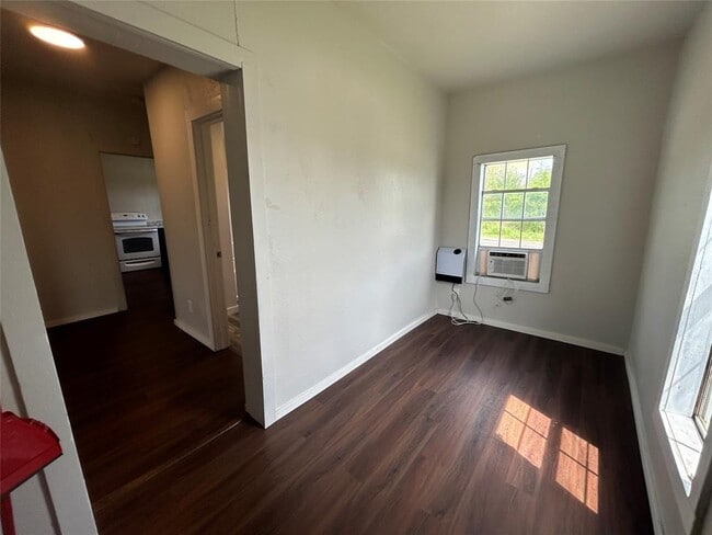 Building Photo - 400 Symes St