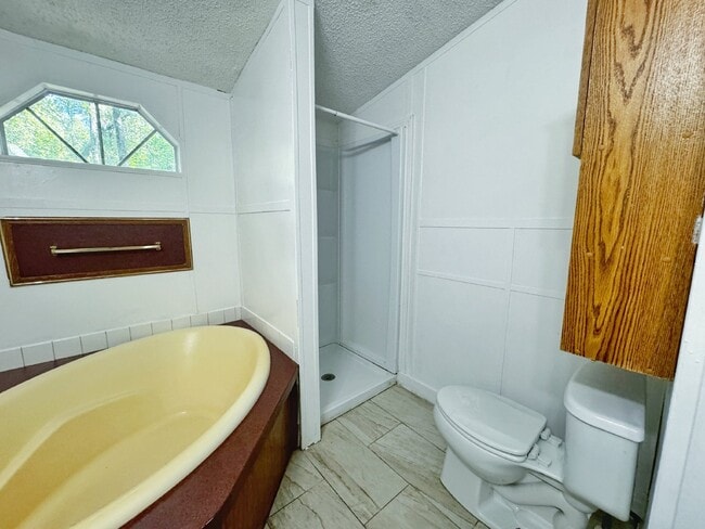 Building Photo - Country living close to everything! 3BR/2B...