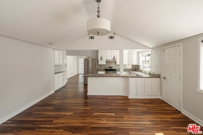 Building Photo - 2939 Oakhurst Ave