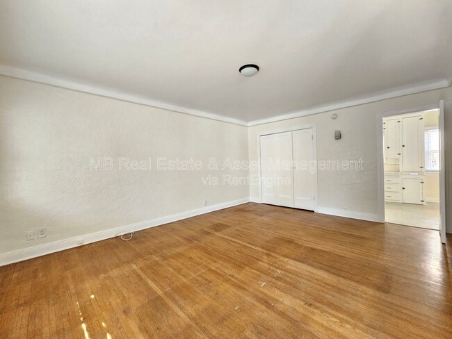 Building Photo - 807 Oro Terrace