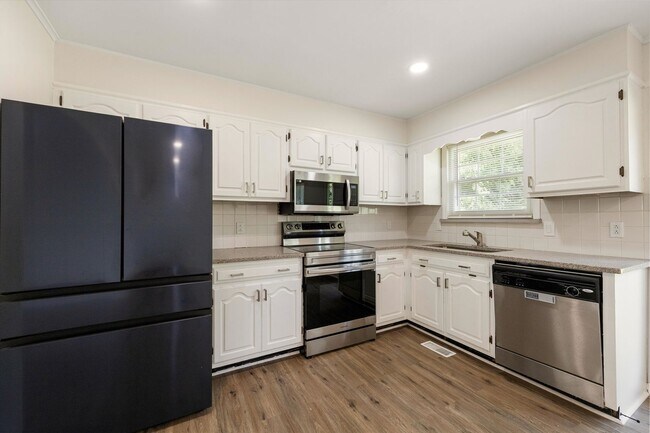 Building Photo - 4015 Shady Oak Dr