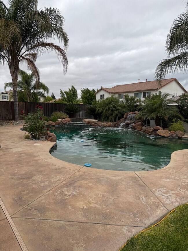 Building Photo - Gorgous 4 bedroom, 3 full bath home with pool