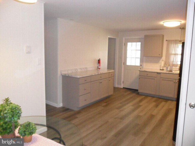Building Photo - 301 Tichy Dr