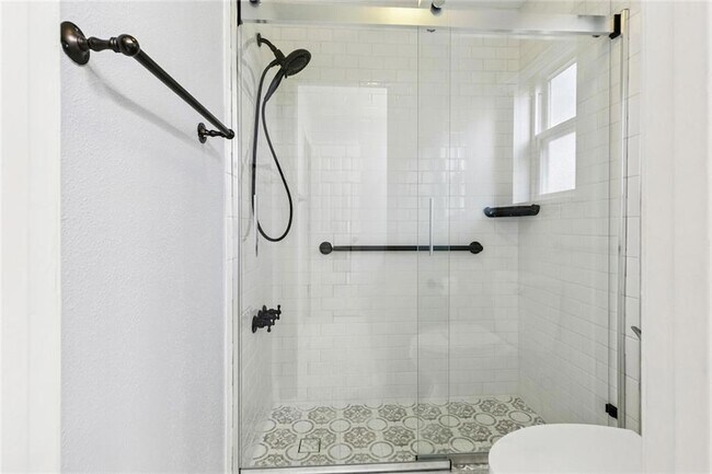 Building Photo - 1433 Poinsettia Dr