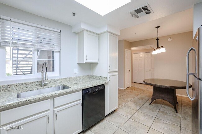 Building Photo - Resort-Style Aventura Condo