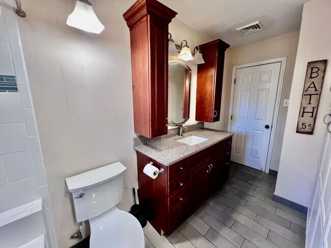 Building Photo - Brick ranch on half acre lot in Virginia B...
