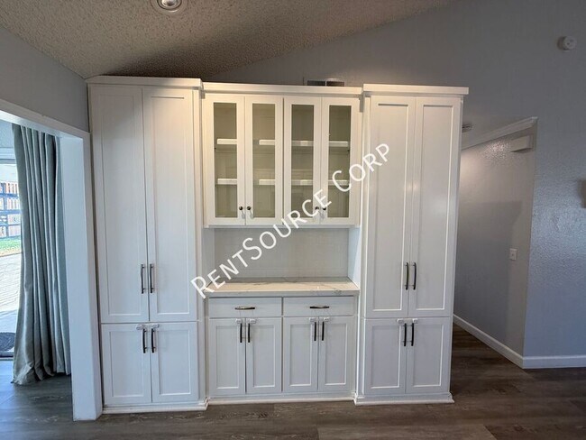 Building Photo - 1940 Simsburry St