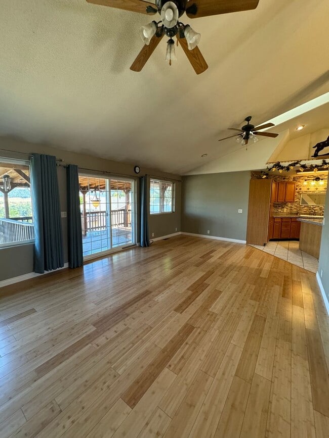 Building Photo - Green area 3 bedroom 2 bath with bonus roo...