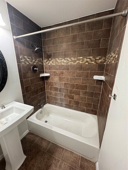 Building Photo - 935 Creager St