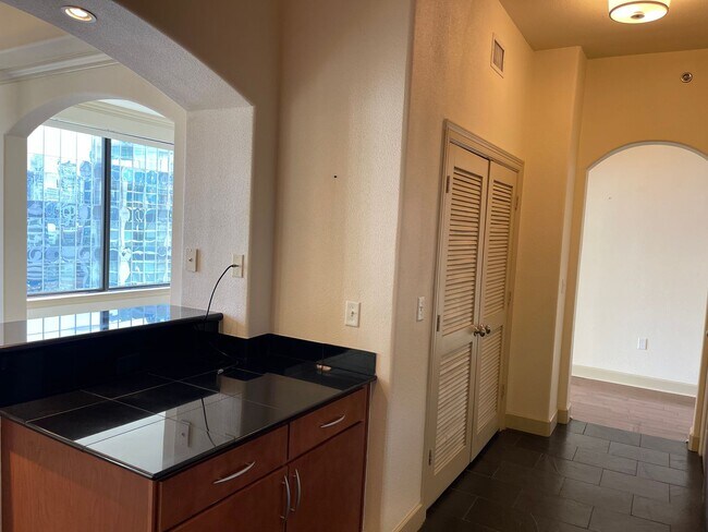 Building Photo - 2 Bedroom, 2 Bathroom Spacious Condo with Dining & Living Room within Heart of Buckhead
