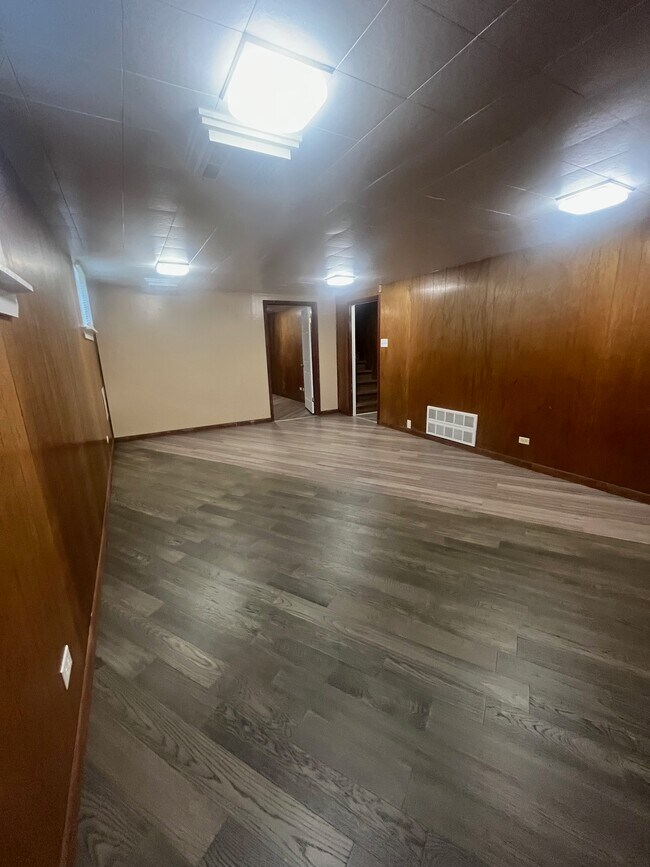 Building Photo - 6448 Iris Way