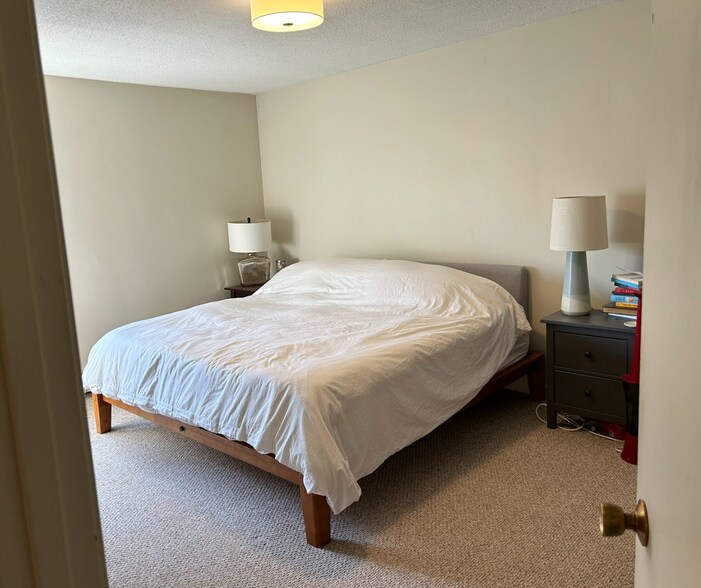 Building Photo - 3 Hallmark Gdns