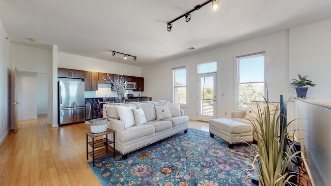 Building Photo - 1706 18th Ave S