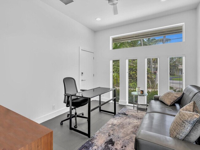 Building Photo - 1640 NE 43rd St