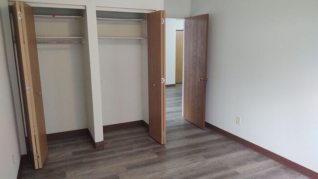 Building Photo - $1,095 | 3 Bedroom, 1 Bathroom Apartment |...