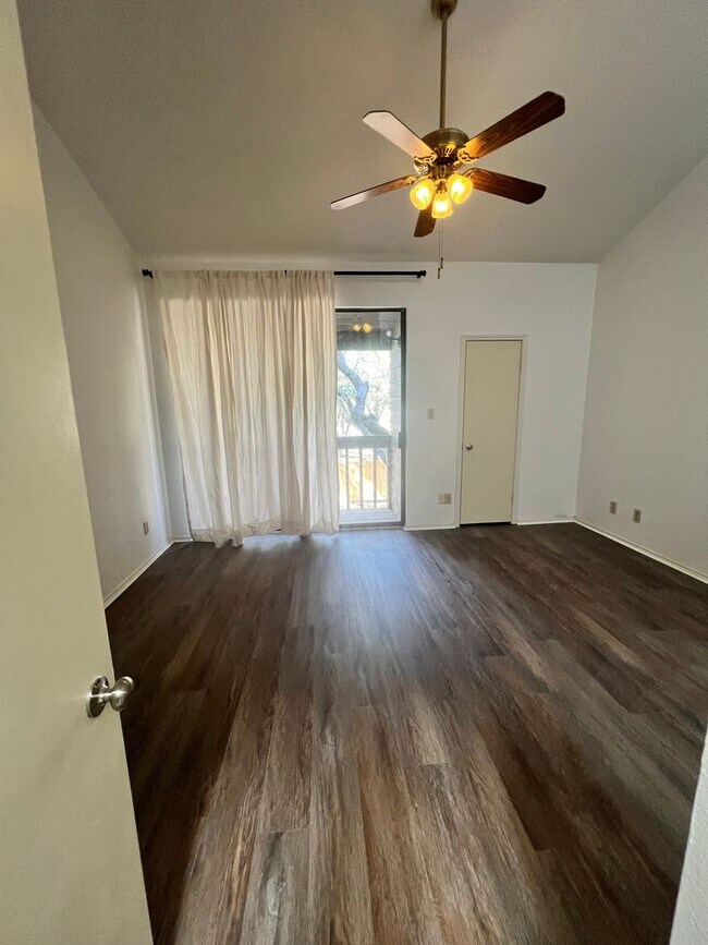 Building Photo - Edgecliff Downstairs 2/1.5 Unit