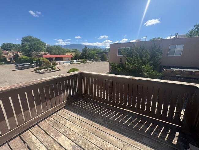 Building Photo - 2 Bed | 1 Bath | Approx. 1,035 Sq Ft