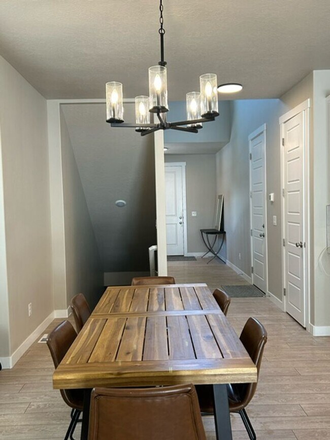 Building Photo - STUNNING Bountiful Home!!