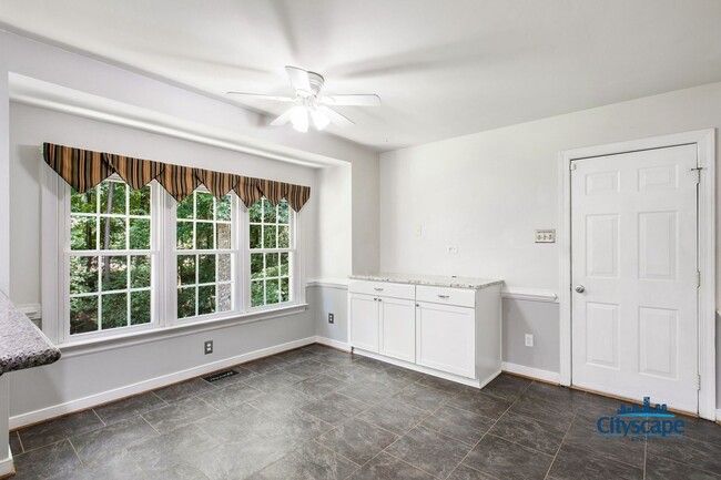Building Photo - WONDERFUL WOODLAKE HOME WITH 1ST FLOOR BED...