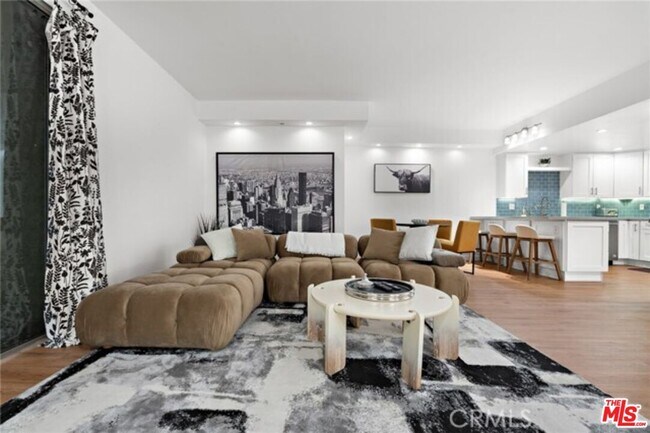 Building Photo - 321 S San Vicente Blvd