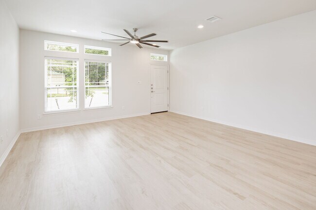 Building Photo - 2111 Crest St