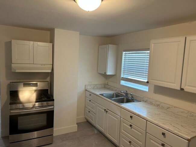 Building Photo - 3 Bedroom Unit Available Now!!