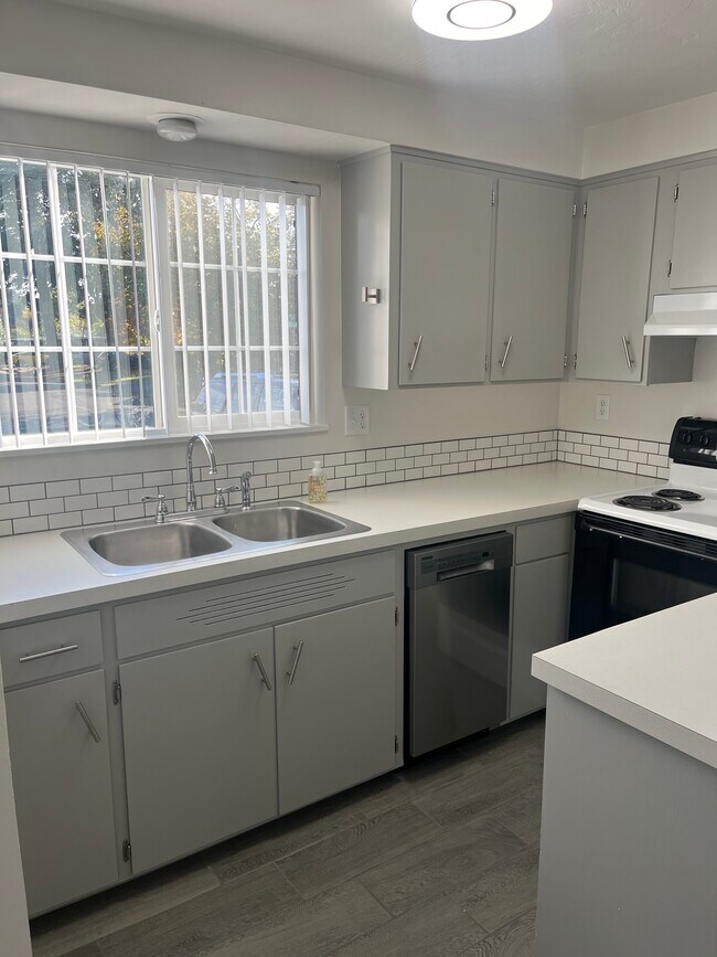 Building Photo - 299 Lobelia Ave