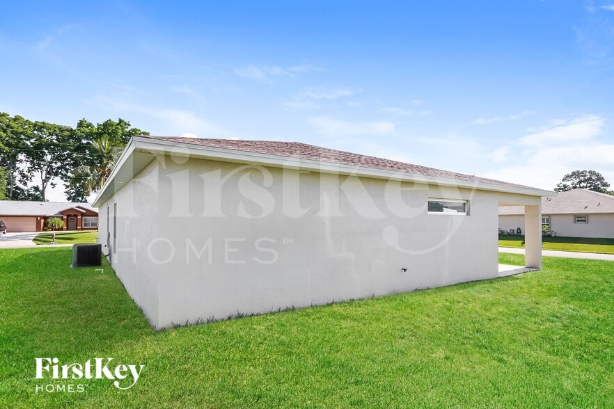 Building Photo - 820 SW Thrift Ave