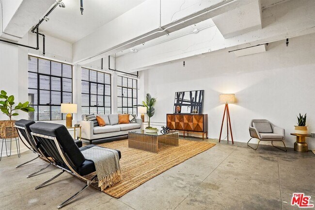 Building Photo - 746 S Los Angeles St