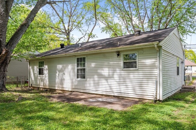 Building Photo - 3 Bedroom Pet Friendly Home For Rent Close To Post!