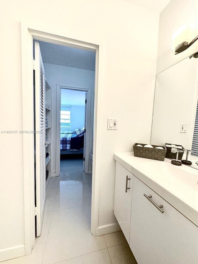 Building Photo - 100 Lincoln Rd