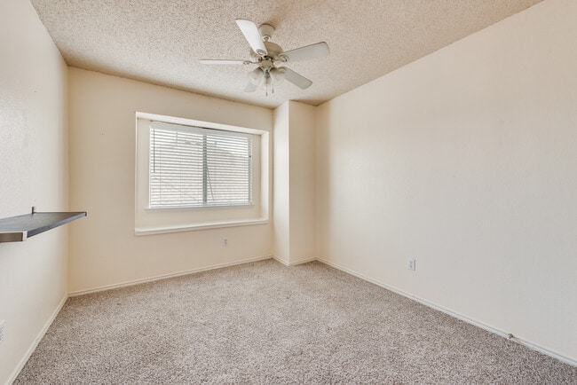 Building Photo - 3018 Blue Jay Ln