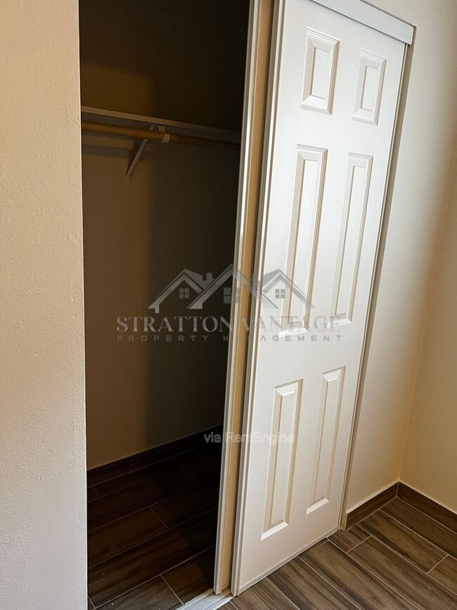 Building Photo - 424 W Brown Rd