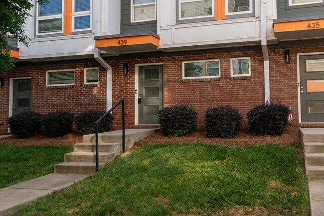 Building Photo - Beautiful Modern Townhome in South End Available 5/1!