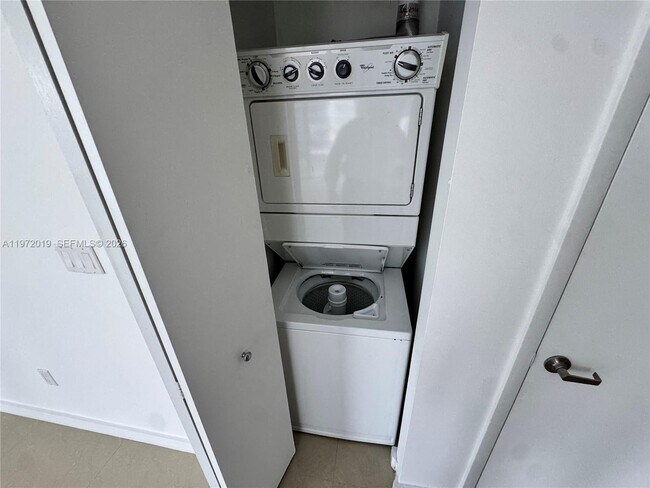 Building Photo - 495 Brickell Ave