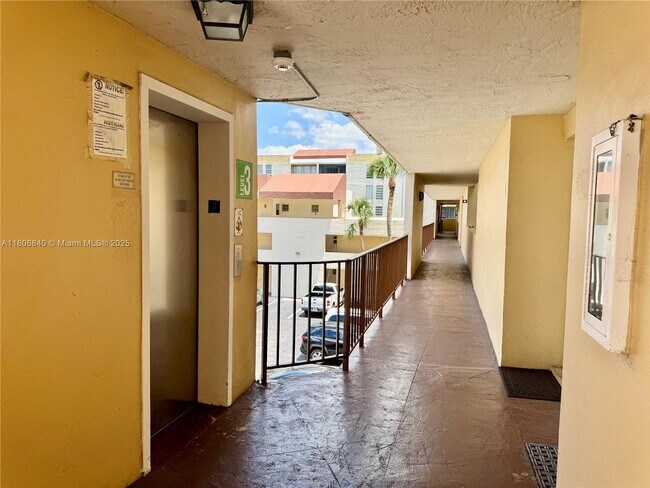 Building Photo - 8810 Fontainebleau Blvd