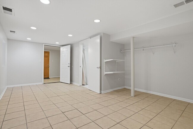 Building Photo - 4335 N Sacramento Ave