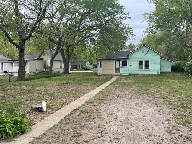 Building Photo - $795 - 2 bed 1 bath - Single Family Home