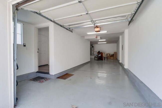 Building Photo - Tri-Level Townhome Condo for Rent – 2 Bed,...