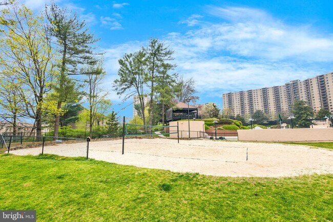 Building Photo - 205 Yoakum Pkwy
