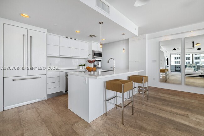 Building Photo - 5875 Collins Ave