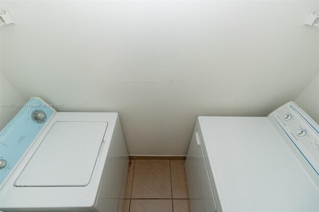 Building Photo - 1227 SW 46th Ave