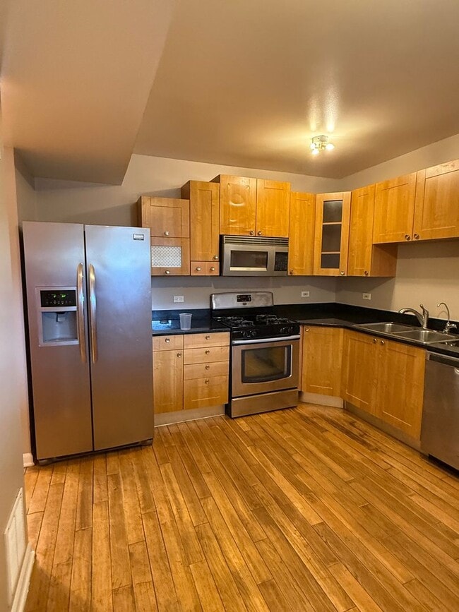 Building Photo - 3 Bedroom 2 Bath Apartment in Rogers Park