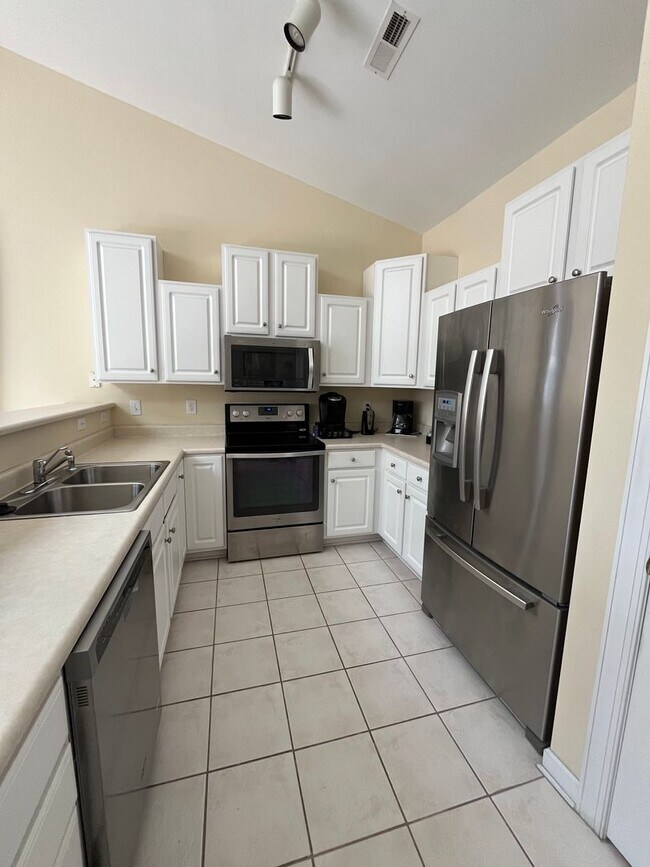 Building Photo - Discover this well-appointed 3-bedroom plus bonus room , 2-bath home in Carleton Place