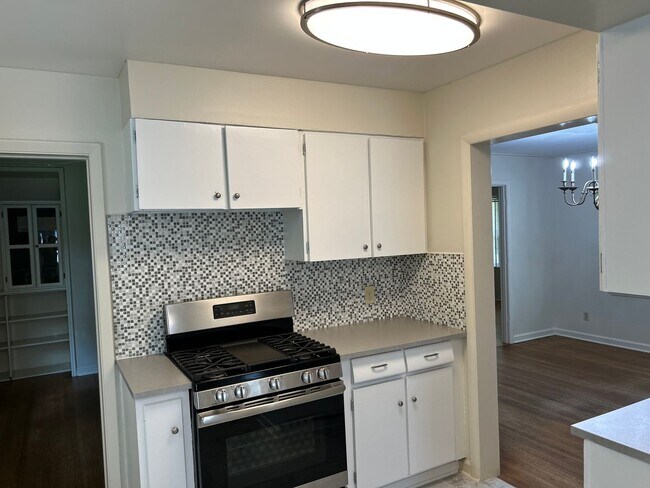 Building Photo - Great Street in East Memphis ! Renovated k...