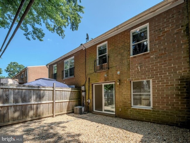 Building Photo - 10 Oak Dr