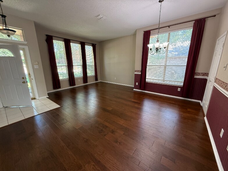 Building Photo - 1022 Dickens Ln